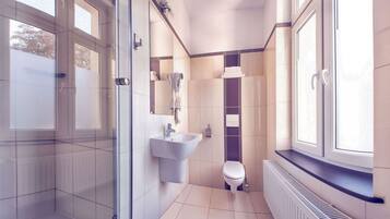 Ropa de cama de alta calidad y caja de seguridad en la habitación