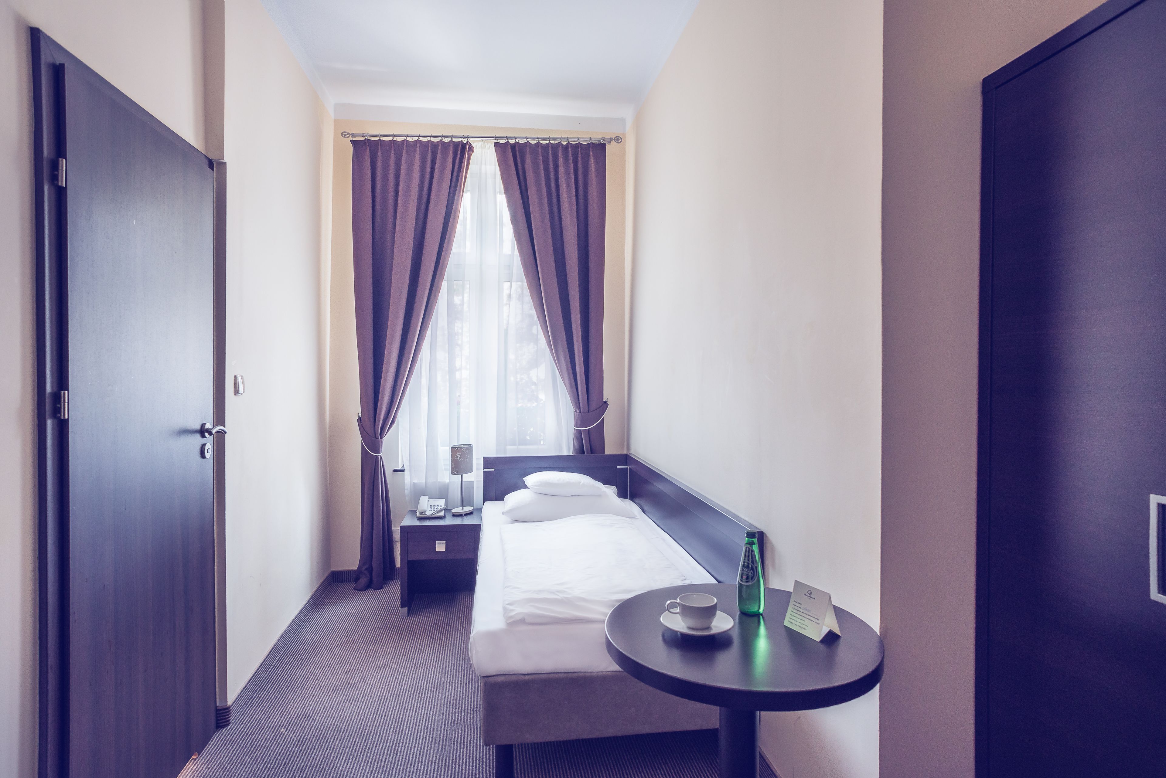 single room | premium bedding, in-room safe, desk, soundproofing