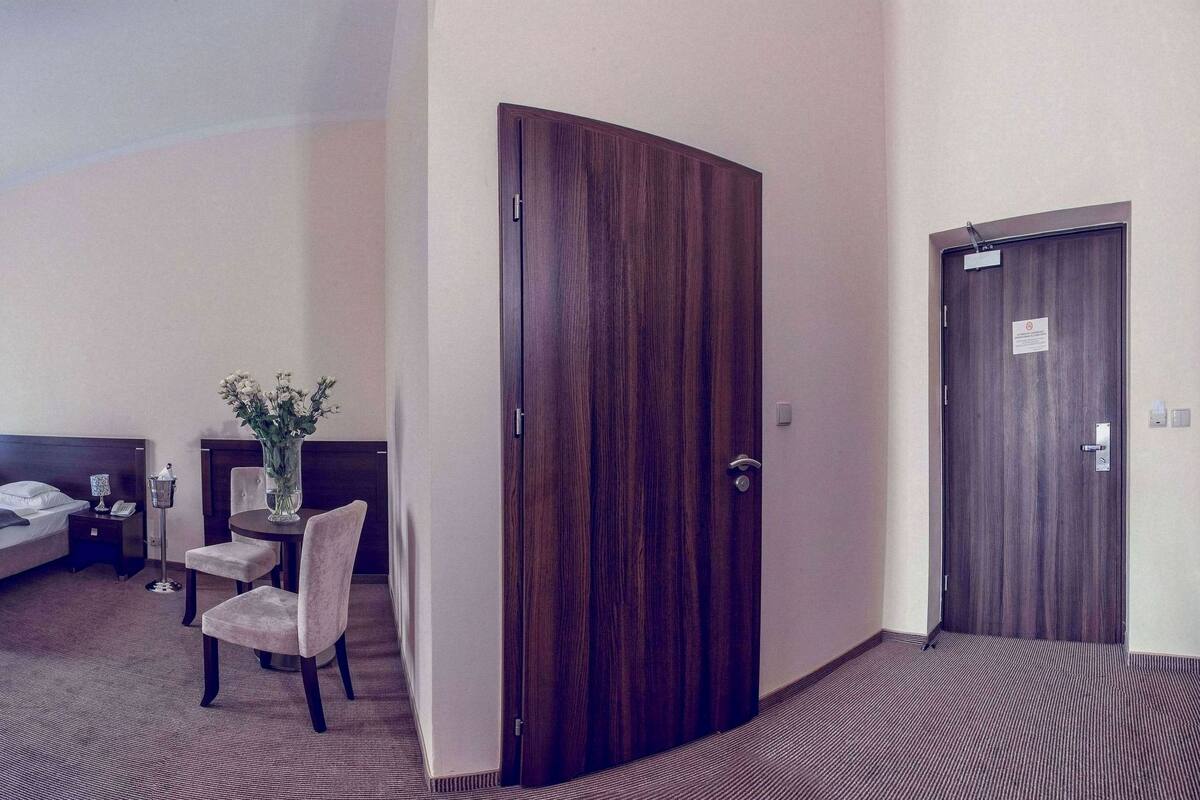 Habitación superior con 1 cama doble o 2 individuales | Ropa de cama de alta calidad, caja fuerte, escritorio