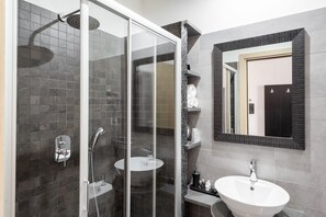 Deluxe Double or Twin Room | Bathroom | Shower, rainfall showerhead, designer toiletries, hair dryer - A Trastevere da M.E (Rome)