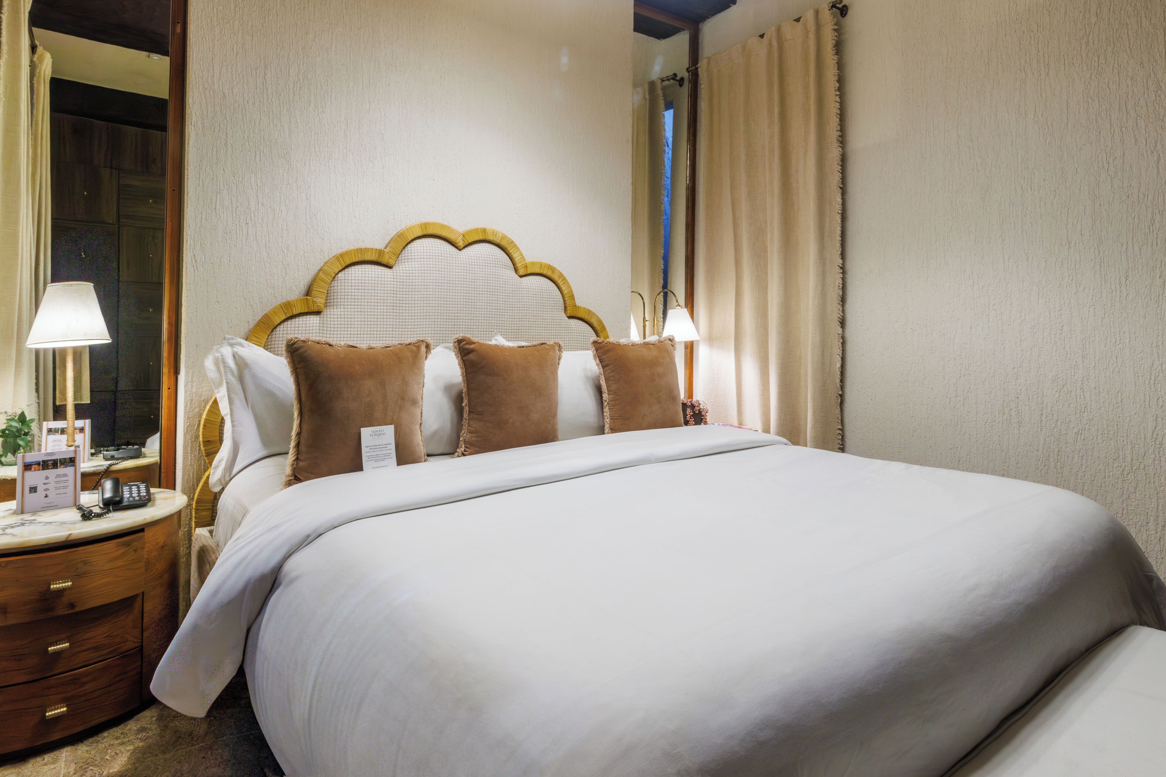 Habitación superior, 1 cama de matrimonio | Edredones de plumas, minibar, caja fuerte y cortinas opacas