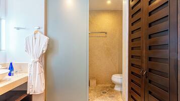 Shower, rainfall showerhead, free toiletries, hair dryer
