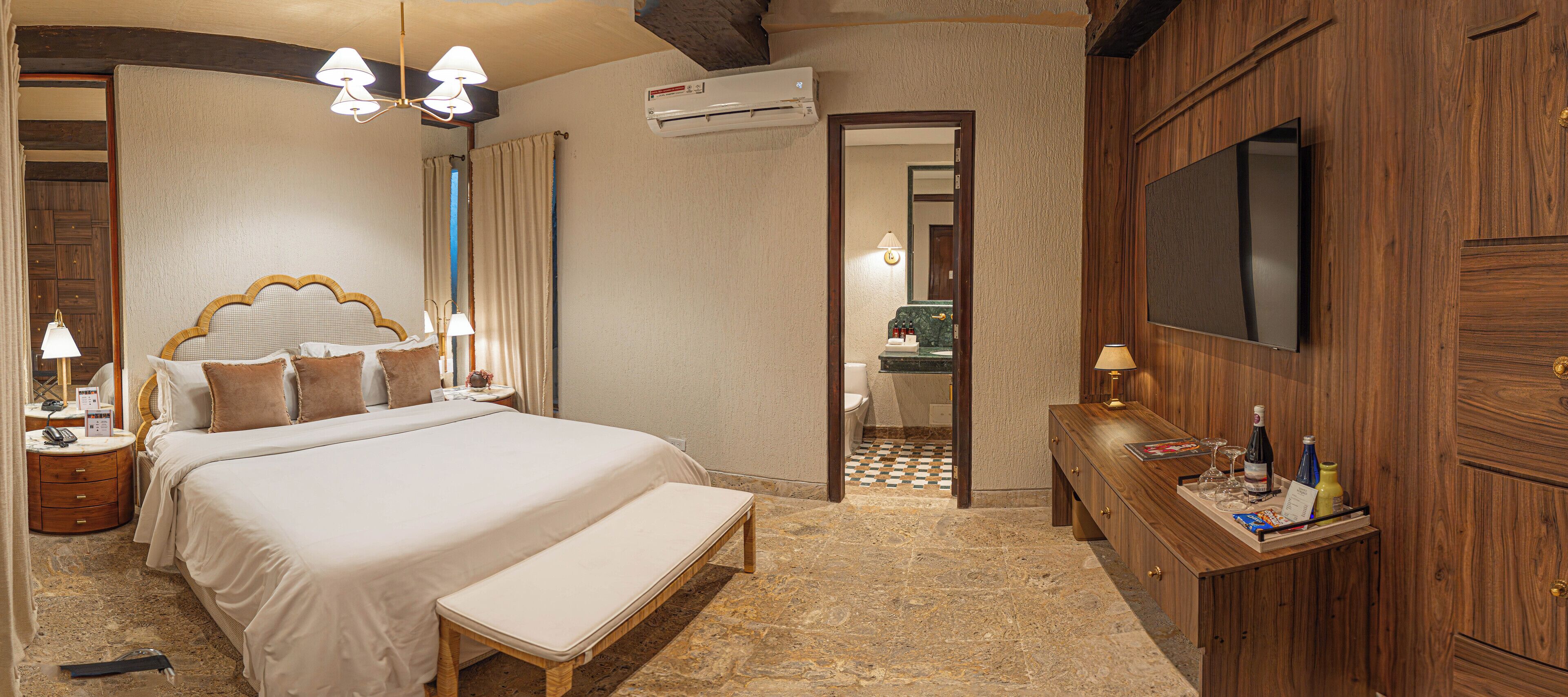 Edredón, minibar y caja de seguridad en la habitación 