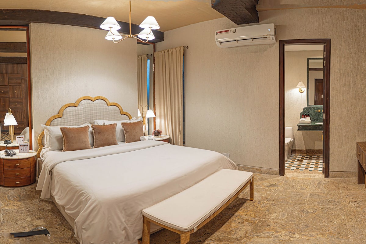 Edredón, minibar y caja de seguridad en la habitación