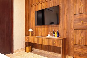 Habitación superior, 1 cama de matrimonio | Edredones de plumas, minibar, caja fuerte y cortinas opacas