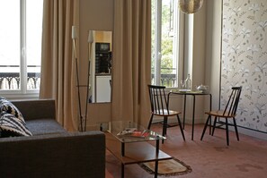 STUDIO (2 Adults + 1 child) | Living area