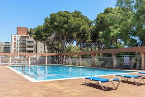 Piscine extérieure, chaises longues