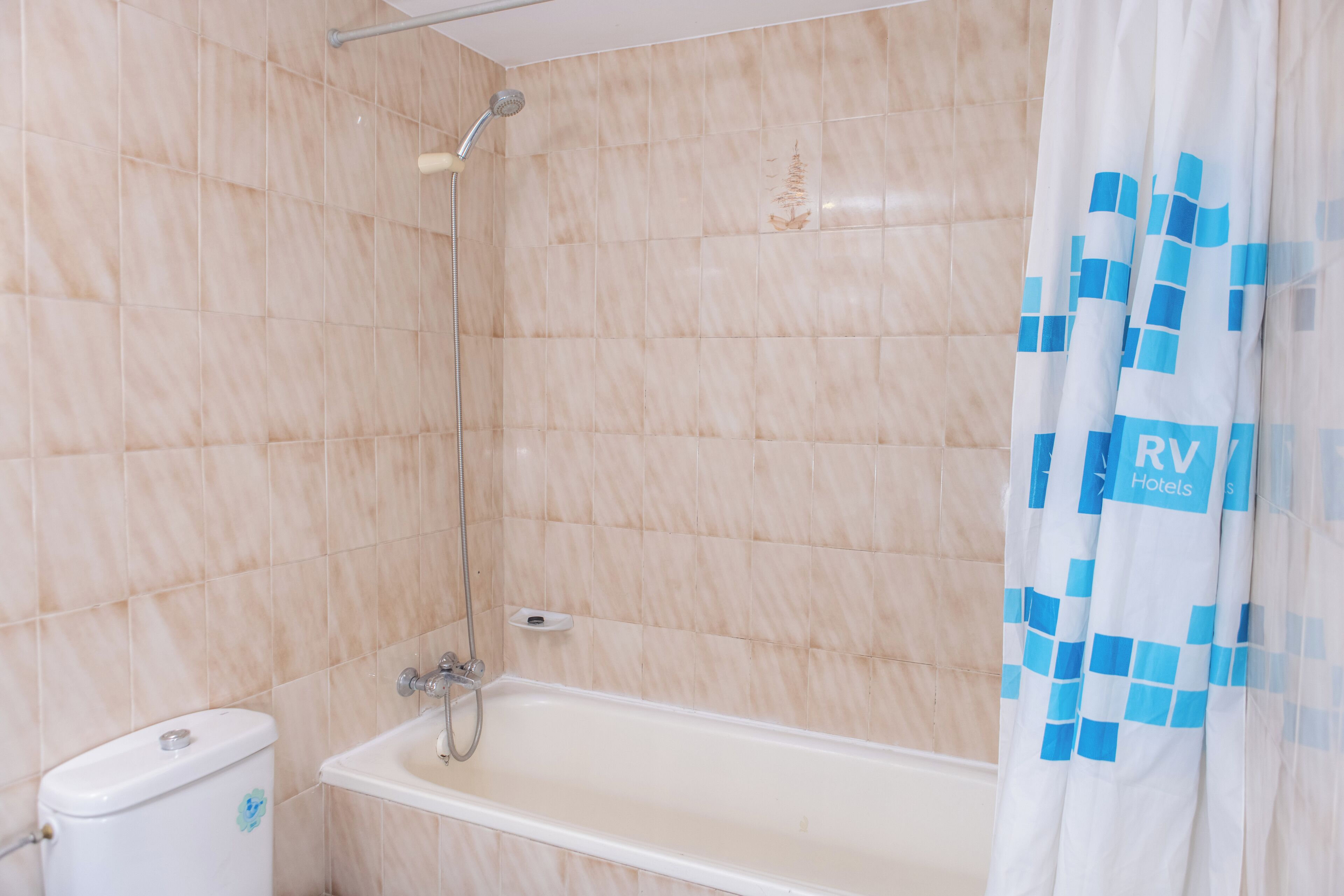 Une salle de bain équipée d’une baignoire, de toilettes et d’une douche.