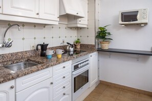 Grand réfrigérateur, micro-ondes, four, plaque de cuisson