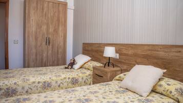 2 bedrooms, cots/infant beds, free WiFi