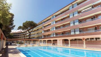 Piscine extérieure, chaises longues