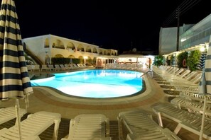 Outdoor pool, pool umbrellas, sun loungers - Metaxa Apartments (Corfu)