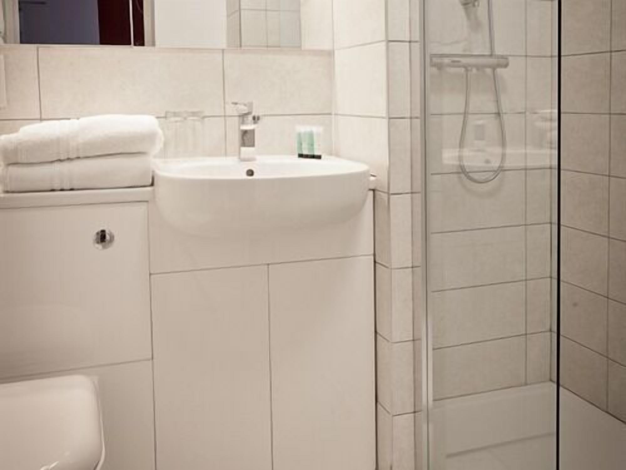executive double room, ensuite (room 11) | bathroom