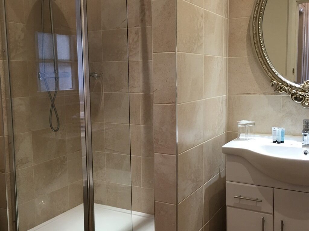 standard suite, ensuite (23) | bathroom