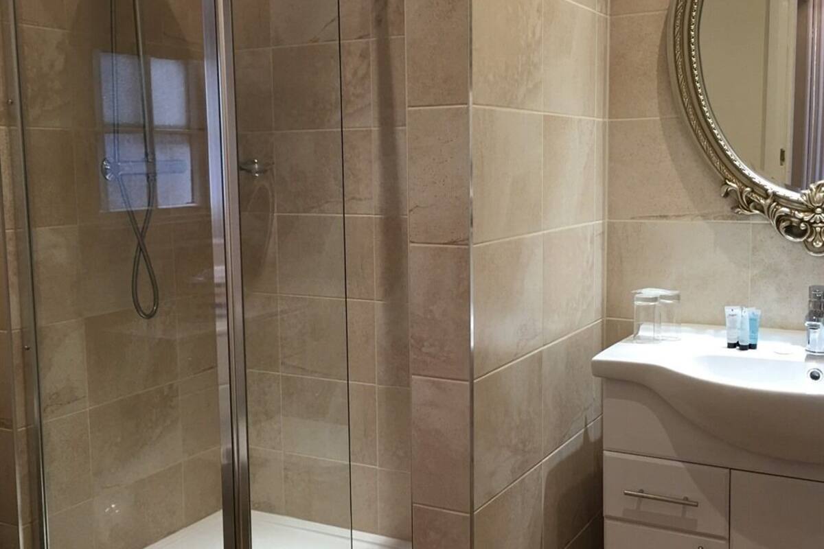 standard suite, ensuite (23) | bathroom