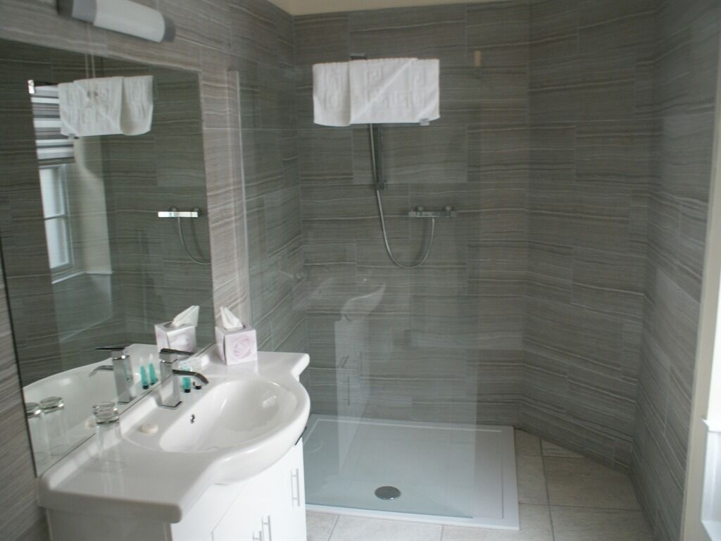 executive suite, ensuite (room 17) | bathroom