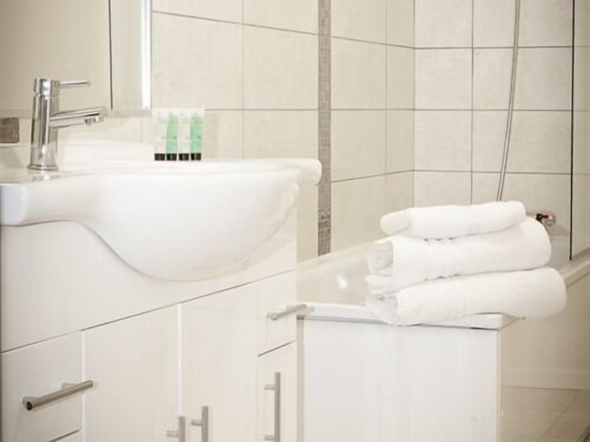 standard suite, ensuite (room 15) | bathroom