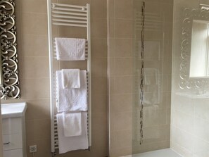 Luxury Suite, Ensuite (Room 10 4 Poster S/KING) | Bathroom - The Eagles Hotel (Llanrwst)