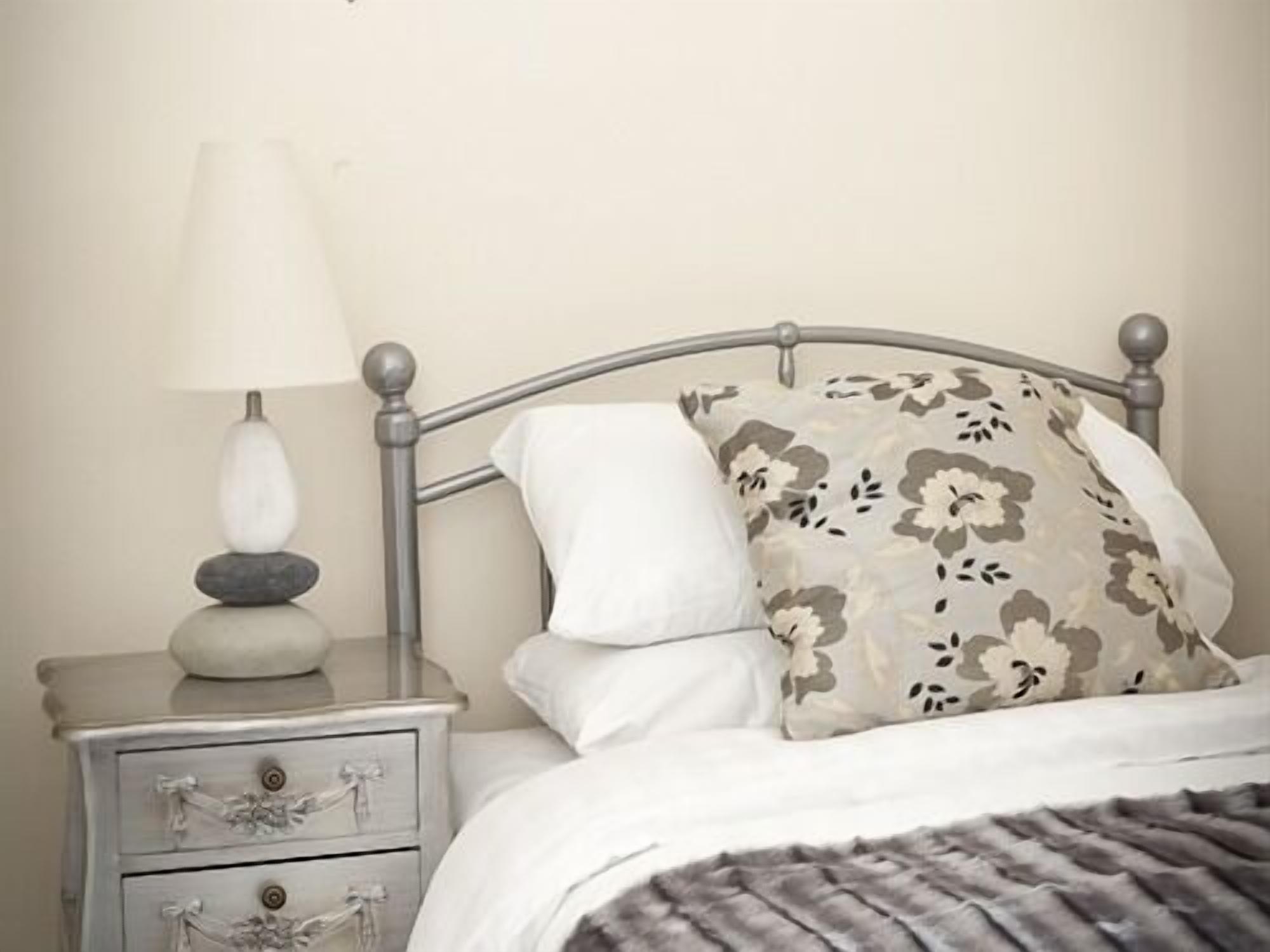 standard single room, ensuite (room 14)