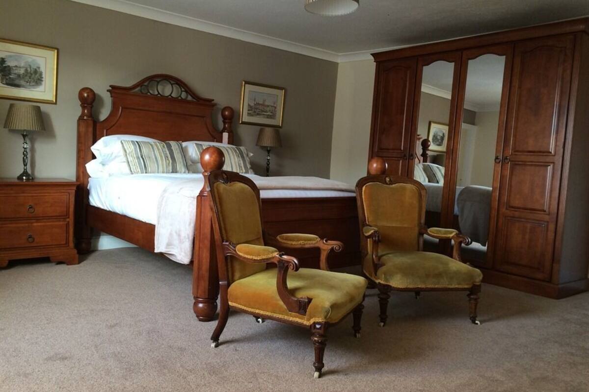 Executive Suite, Ensuite (Room 25 & 27 )