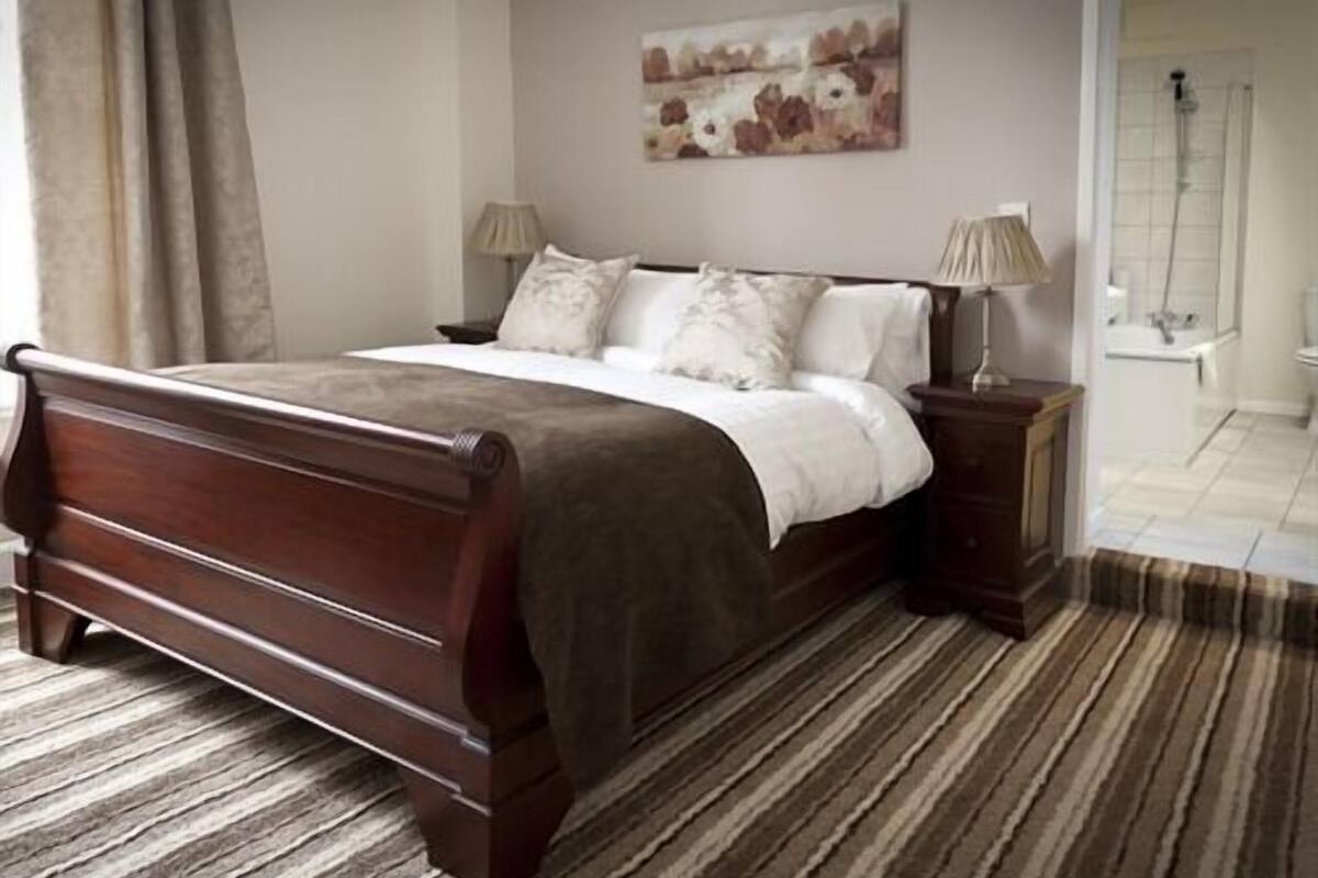 standard suite, ensuite (room 15)