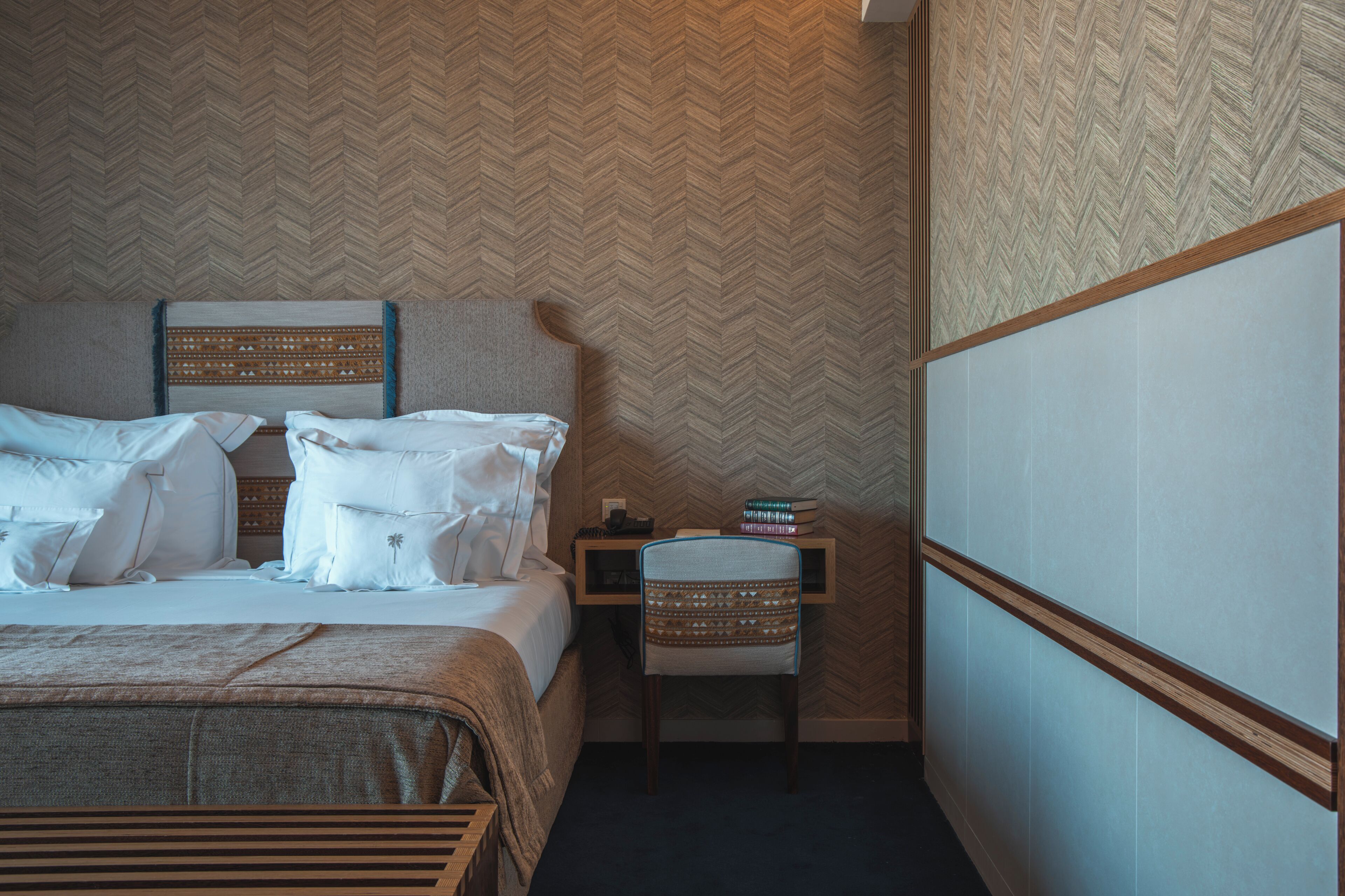 Minibar, safe på rommet, skrivebord og blendingsgardiner