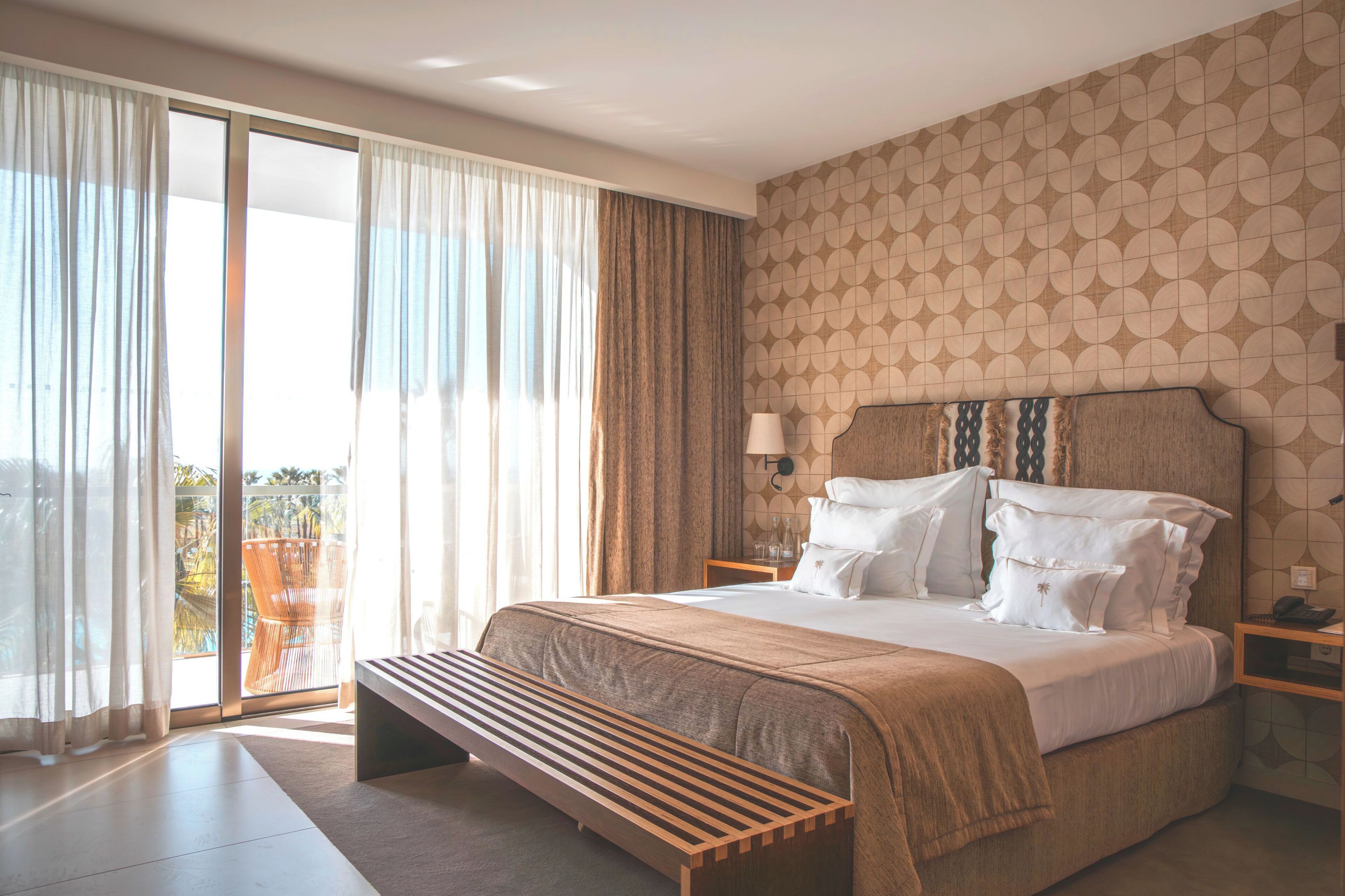 Suite – club, sjøutsikt | Minibar, safe på rommet, skrivebord og blendingsgardiner