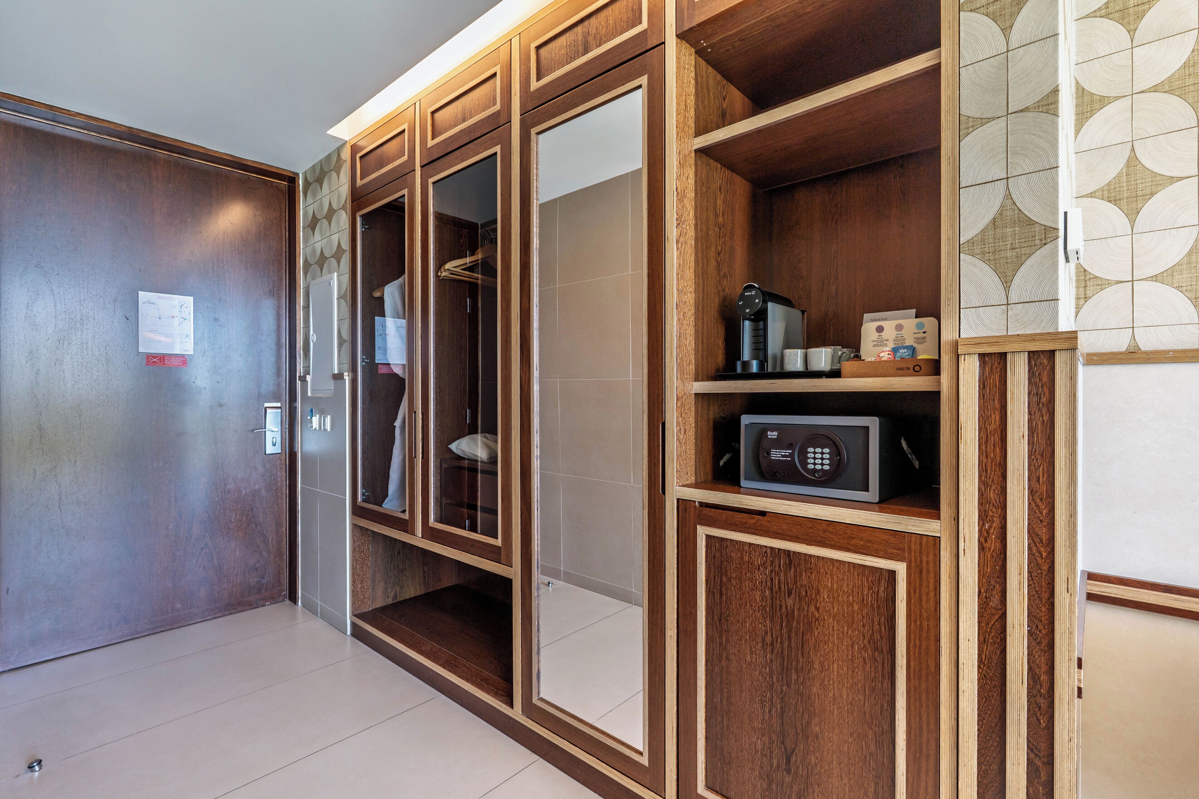 Minibar, safe på rommet, skrivebord og blendingsgardiner