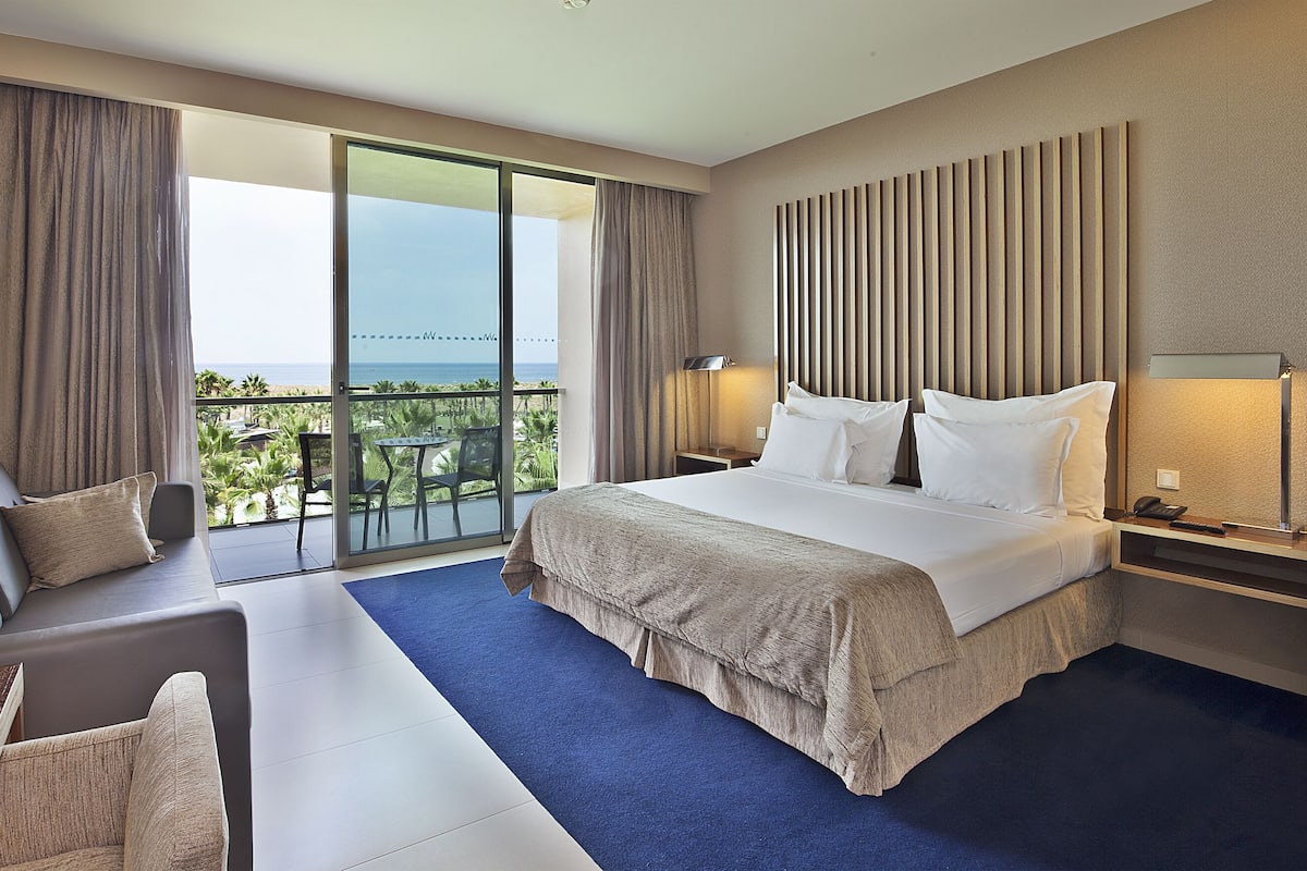 1 bedroom, hypo-allergenic bedding, minibar, in-room safe