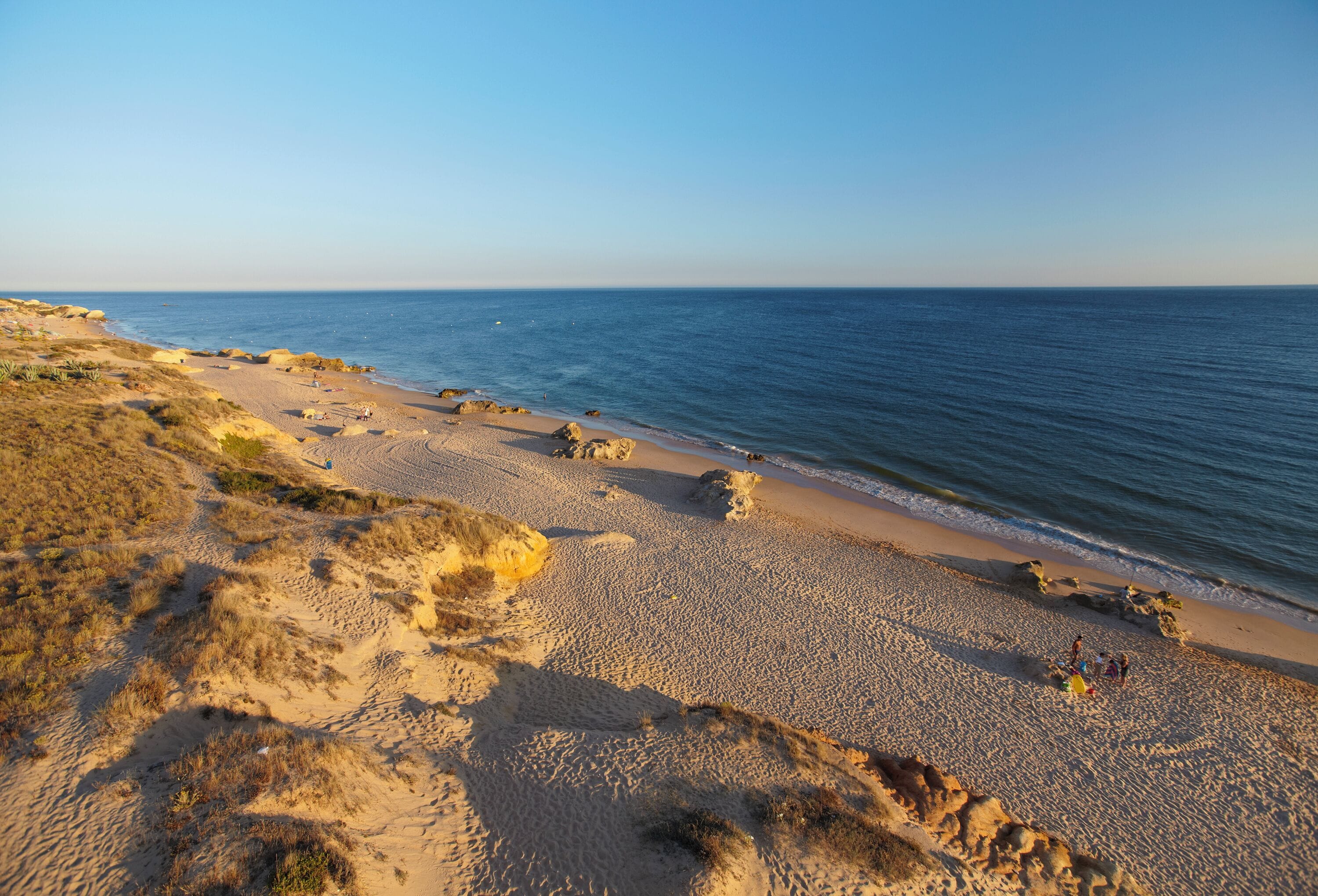 Una playa cerca, arena blanca, camas de playa