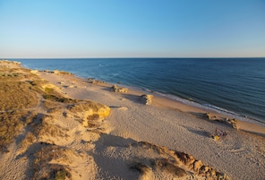 Perto da praia, areia branca, barracas de praia (sobretaxa) 