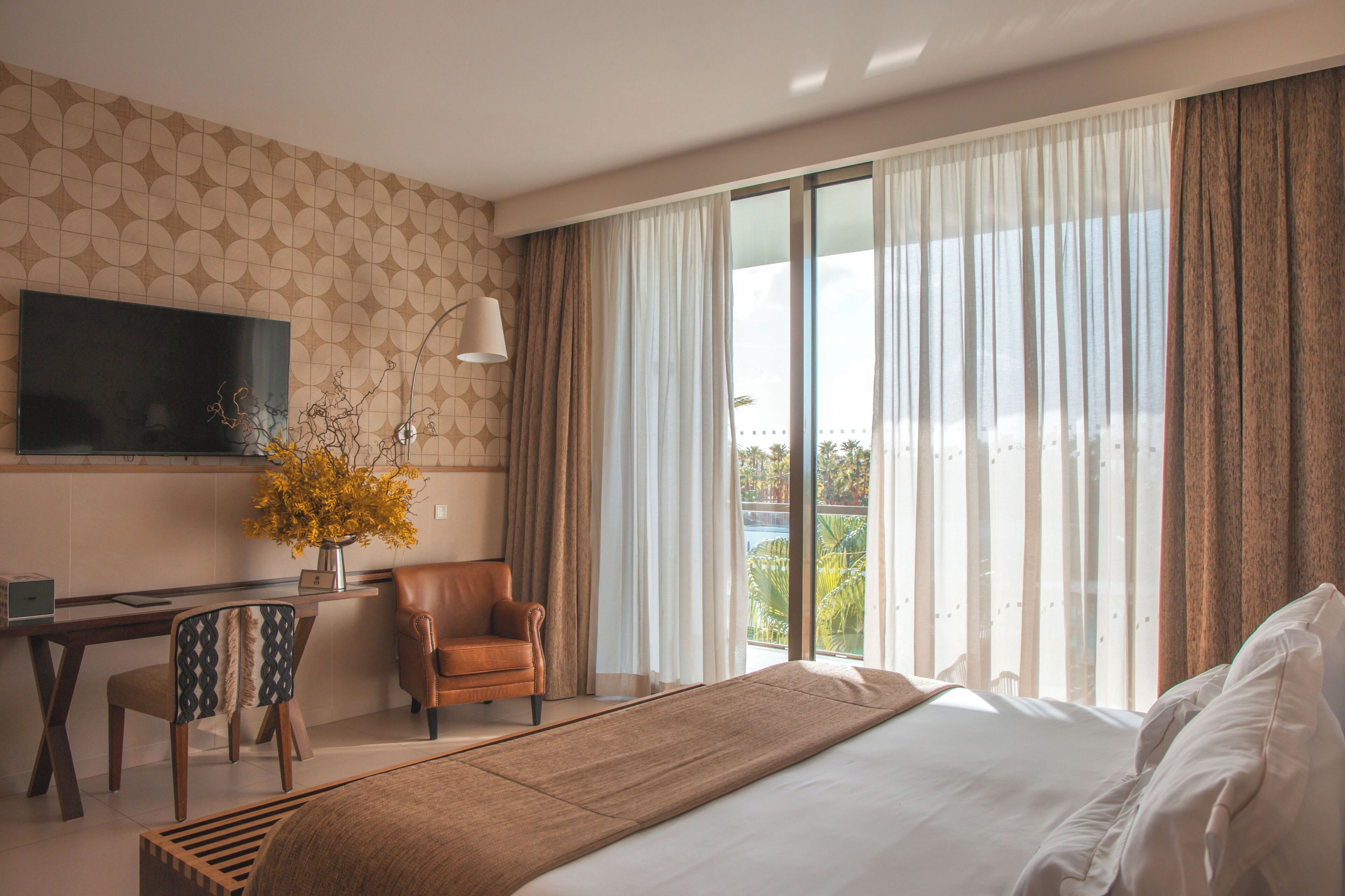 Club Suite, Sea View | Minibar, in-room safe, desk, blackout drapes