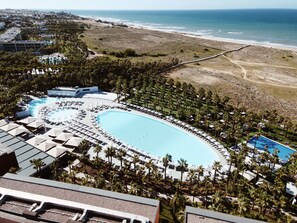2 piscines intérieures, 3 piscines extérieures, 9 h à  19 h, parasols