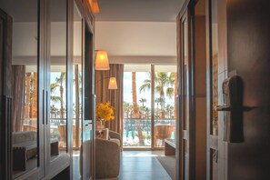 Quarto casal superior, vista para a piscina | Frigobar, cofres nos quartos, escrivaninha, cortinas blackout