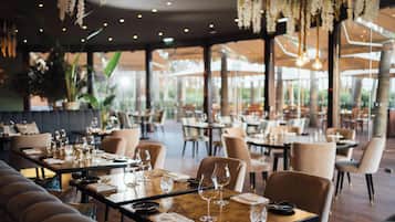 5 restaurants, breakfast, lunch, dinner served; barbecue