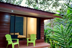 Bangalô família, 2 camas Queen, sacada, vista para o rio | Terraço/pátio