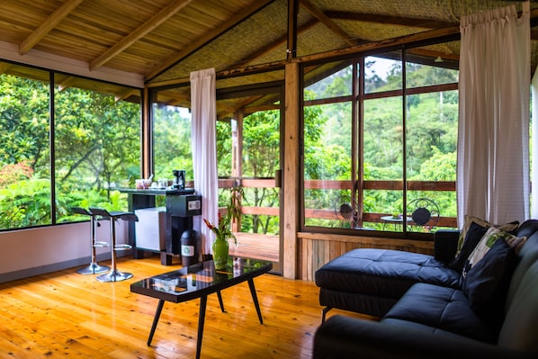 Bungalow Panoramique, 1 chambre, 2 salles de bains, côté montagne | Salle de séjour