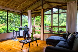 Bangalô panorâmico, 1 quarto, 2 banheiros, ao lado da montanha | Sala de estar