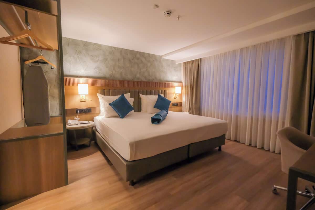 Executive Room, 1 King Bed with Sofa bed, City View | 1 bedroom, premium bedding, minibar, in-room safe