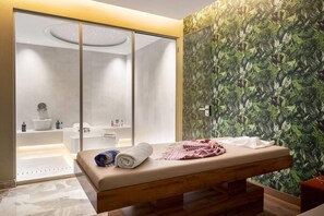 Un sauna, una bañera de hidromasaje, baño turco, 4 salas de tratamiento