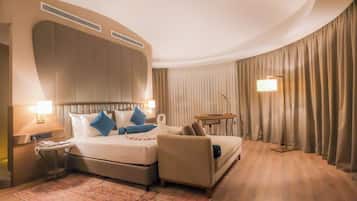 Suíte júnior, 1 cama King e sofá-cama, vista para a cidade | 1 quarto, roupas de cama premium, frigobar, cofres nos quartos