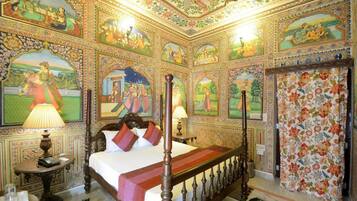 Royal Deluxe | Living room | 24-inch TV with cable channels, fireplace