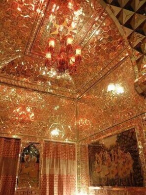 Roupas de cama premium, frigobar, cofres nos quartos