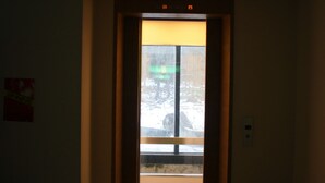 Une porte qui donne sur une pièce avec une fenêtre.