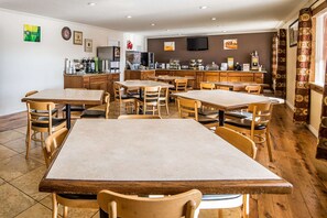Free buffet breakfast  - Quality Inn Evanston near Wyoming Downs (Evanston)