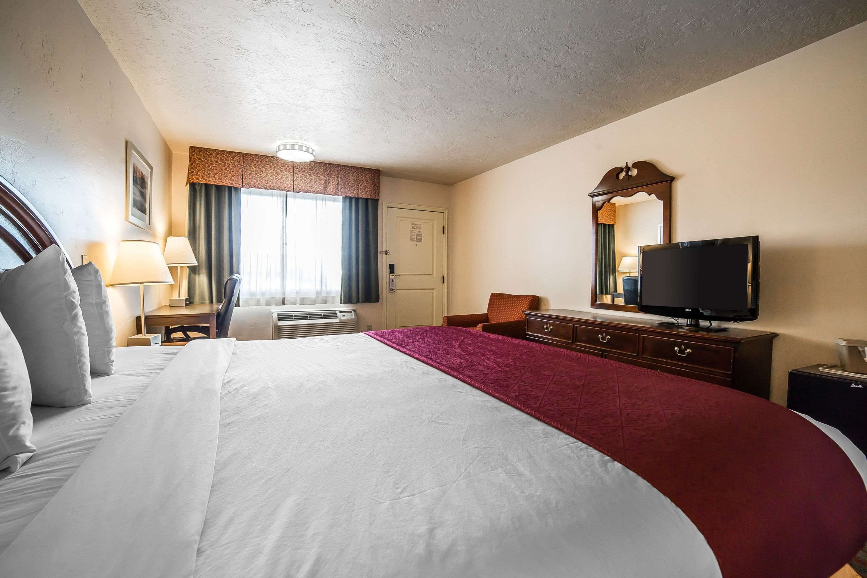 Premium bedding, in-room safe, desk, iron/ironing board