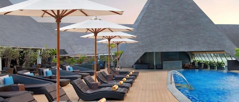 Outdoor pool, open 8:00 AM to 8:00 PM, pool umbrellas