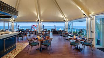 Melayani sarapan dengan suguhan pemandangan kolam renang