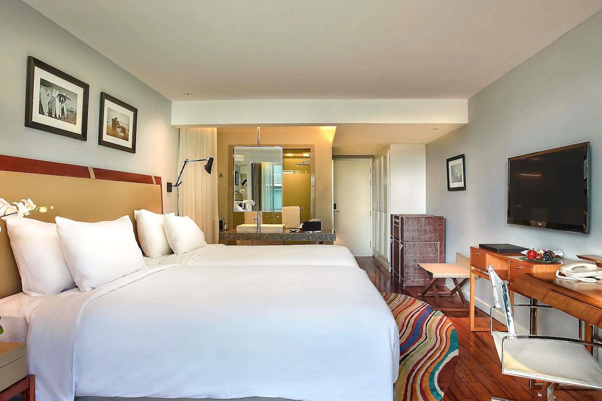 1 kamar tidur, brankas, meja kerja, dan ruang kerja ramah laptop