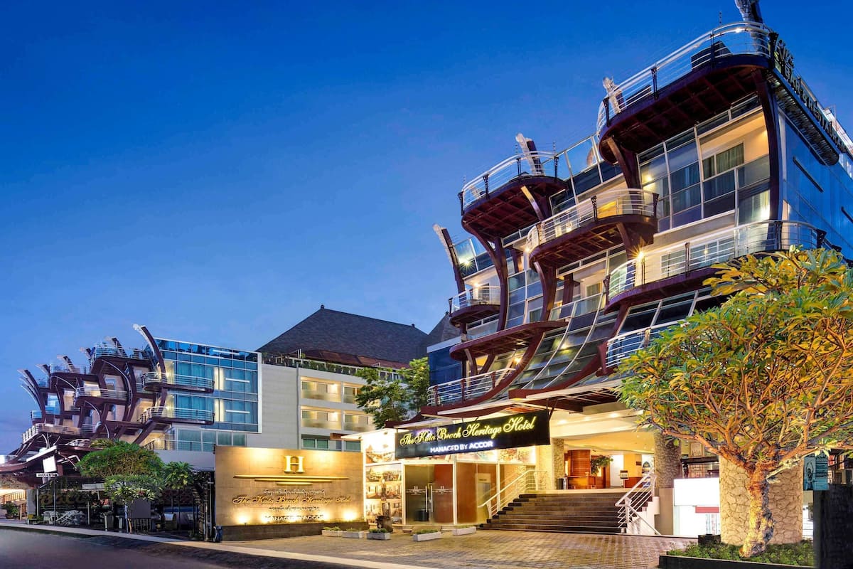 セーフティボックス (室内)、デスク、ノートパソコン用作業スペース、遮光カーテン